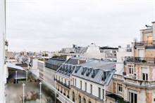 F2 refait à neuf à louer au mois en temporaire pour 2 ou 4 rue de Ponthieu dans le Triangle d'Or Paris 8ème