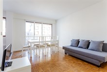 Location meublée mensuelle d'un appartement de 2 pièces avec 1 chambre, balcon et parking à Boucicaut Paris 15ème