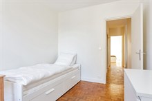 Location meublée mensuelle d'un F2 avec 1 chambre, balcon et parking à Boucicaut Paris 15ème arrondissement