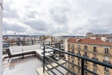 A louer en courte durée à la semaine appartement de 2 pièces avec grande terrasse à Boulogne Pont de Saint Cloud