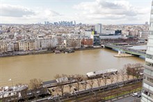 Location meublée confortable d'un F2 de standing pour 2 avec vue panoramique en face de la Seine à Javel Paris 15ème arrondissement