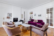 Location meublée à la semaine d'un F2 agréable pour 2 personnes rue Truffaut aux Batignolles Paris 17ème
