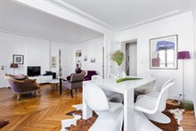 Location meublée mensuelle d'un appartement de 2 pièces confortable pour 2 rue Truffaut aux Batignolles Paris 17ème
