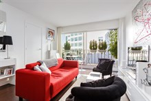 Location meublée à la semaine d'un appartement de standing studio pour 2 personnes avec balcon aménagé à Montparnasse Paris 15ème