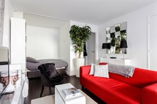 A louer en courte durée au mois grand studio refait à neuf pour 2 avec balcon aménagé à Montparnasse Paris 15ème arrondissement