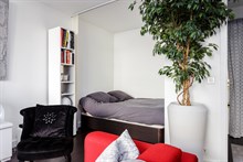 Location meublée temporaire d'un studio agréable pour 2 personnes avec balcon aménagé à Montparnasse Paris 15ème