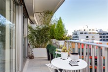 Studio design refait à neuf à louer en courte durée pour 2 personnes avec balcon aménagé à Montparnasse Paris 15ème