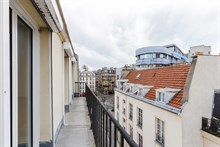 A louer au mois F2 refait à neuf pour 2 ou 4 personnes avec balcon filant aux Gobelins Paris 13ème arrondissement