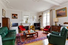 Location meublée mensuelle d'un F3 confortable avec 2 chambres doubles et balcon filant à Beaugrenelle au pied de Charles Michel Paris 15ème