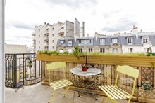 Location meublée mensuelle d'un bien de 3 pièces avec 2 chambres pour 6 et balcon à Beaugrenelle au pied de Charles Michel Paris 15ème