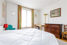 Location meublée confortable d'un F3 avec 2 chambres doubles et un balcon filant à Beaugrenelle au pied de Charles Michel Paris 15ème