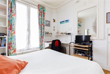 A louer à la semaine bel appartement meublé de 2 chambres avec balcon filant aménagé à Beaugrenelle au pied de Charles Michel Paris 15ème