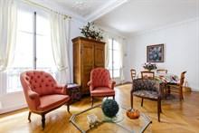 Location meublée mensuelle d'un F3 confortable avec 2 chambres doubles pour 4 personnes à deux pas de Montmartre Paris 18ème arrondissement