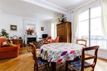 Location meublée confortable d'un F3 confortable avec 2 chambres doubles pour 4 personnes à deux pas de Montmartre Paris 18ème