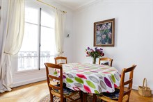 Location meublée confortable à la semaine d'un F3 avec 2 chambres doubles pour 4 personnes à deux pas de Montmartre Paris 18ème