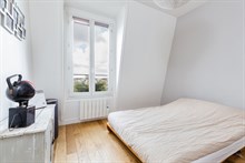 Location meublée mensuelle d'un F3 confortable avec 2 chambres et vue Tour Eiffel à Montparnasse Paris 15ème