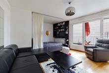 A louer en courte durée superbe studio alcôve pour 4 personnes avec terrasse et vue Tour Eiffel à bir Hakeim Paris 15ème