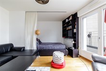 Location meublée mensuelle d'un studio alcôve confortable pour 4 avec terrasse et vue Tour Eiffel à bir Hakeim Paris 15ème