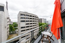 Location meublée confortable d'un studio alcôve de standing avec terrasse et vue Tour Eiffel à bir Hakeim Paris 15ème