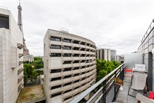 Location meublée mensuelle d'un studio alcôve confortable pour 4 avec terrasse et vue Tour Eiffel à bir Hakeim Paris 15ème