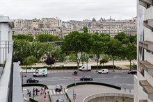 Location meublée confortable d'un studio pour 4 avec terrasse et vue Tour Eiffel à bir Hakeim Paris 15ème