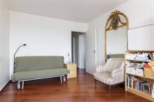 Location meublée à la semaine d'un F3 confortable pour 4 à 6 personnes avec terrasse et vue sur Paris à Garibaldi, Saint Ouen