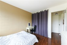 Location meublée confortable d'un F2 de standing pour 2 personnes avec balcon dans le village d'Auteuil à Exelmans Paris 16ème