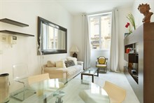 A louer en courte durée au mois appartement de standing de 2 pièces au coeur du Triangle d'Or, rue de Marignan, Paris 8ème