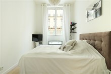 Location meublée confortable d'un appartement de standing de 2 pièces au coeur du Triangle d'Or, rue de Marignan, Paris 8ème