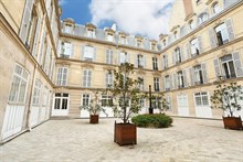 Location meublée confortable d'un F2 de standing au coeur du Triangle d'Or, rue de Marignan, Paris 8ème