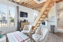 A louer en courte durée bel appartement de 2 pièces en mezzanine confortable et moderne avec balcon filant boulevard Voltaire Paris 11ème