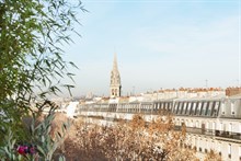 Location meublée confortable d'un F2 de standing pour 2 avec balcon filant boulevard Voltaire Paris 11ème