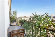 A louer en courte durée au mois bel appartement de 2 pièces pour 2 avec balcon filant boulevard Voltaire Paris 11ème arrondissement