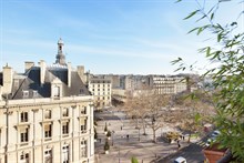 A louer à la semaine en courte durée bel appartement de 2 pièces en mezzanine pour 2 avec balcon filant boulevard Voltaire Paris 11ème