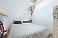 Location meublée confortable en courte durée d'un F2 avec mezzanine et avec balcon filant boulevard Voltaire Paris 11ème