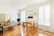 Location meublée confortable d'un appartement grand studio refait à neuf aux Batignolles Paris 17ème