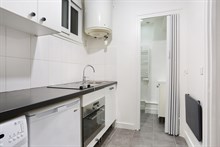 Location meublée mensuelle d'un grand studio refait à neuf aux Batignolles Paris 17ème