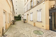 Location meublée de standing d'un appartement moderne en duplex avec 2 chambres pour 3 personnes en face de la place de l'Etoile Paris 17ème