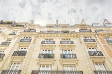 A louer en temporaire au mois appartement F2 moderne pour 2 dans le Village d'Auteuil Paris 16ème