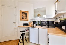 Location meublée au mois d'un appartement de 2 pièces refait à neuf pour 2 avec balcon filant à Montmartre Paris 18ème