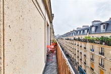 A louer au mois appartement meublé moderne pour 2 avec balcon filant à Montmartre Paris 18ème