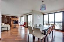 Location meublée à la semaine d'un F3 de standing avec 2 chambres doubles pour 7 personnes et un balcon à Saint Ouen