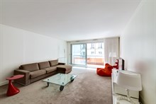 Location meublée mensuelle d'un appartement de standing de 2 pièces avec balcon à Neuilly-Sur-Seine