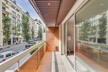Location meublée mensuelle d'un appartement de luxe de 2 pièces avec balcon à Neuilly-Sur-Seine