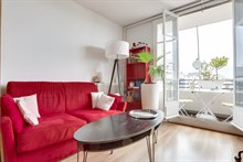 Location meublée saisonnière d'un grand studio alcôve pour 2 avec balcon et vue au pied du métro à Vanves