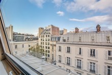 Spacieux studio construit en duplex à louer au mois en longue durée situé boulevard Haussmann Paris 8ème