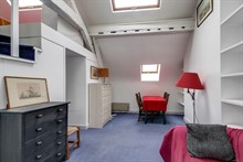 Duplex confortable à louer en courte durée au mois pour 4 avec 2 chambres doubles bd Saint Germain Paris 7ème