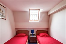A louer en courte durée au mois duplex confortable avec 2 chambres doubles pour 4 bd Saint Germain Paris 7ème