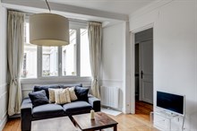 Location meublée annuelle d'un appartement de 2 pièces au style moderne et confortable aux Batignolles Paris 17ème