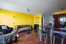 Location meublée en courte durée d'un appartement confortable de 2 chambres avec terrasse pour vacances en famille au pied du métro ligne 13 à Saint Ouen